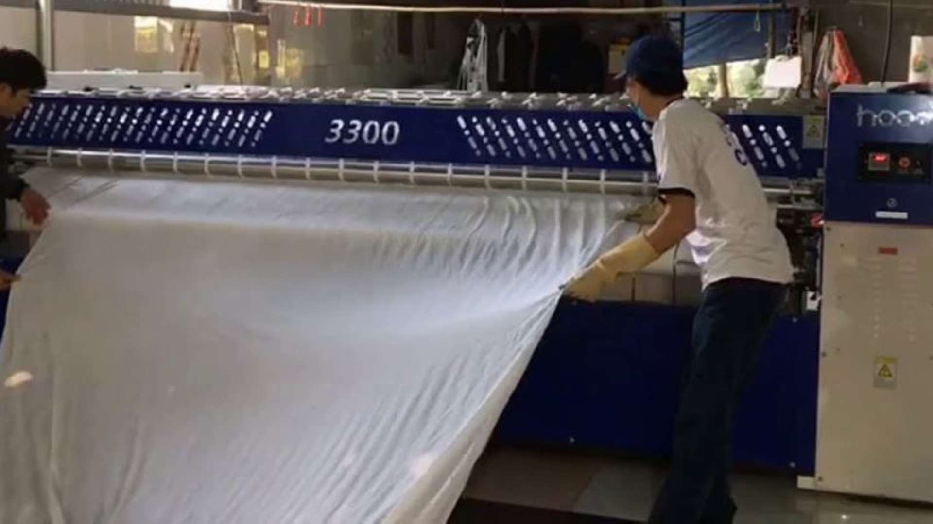 Máy là lô công nghiệp ứng dụng trong xưởng giặt